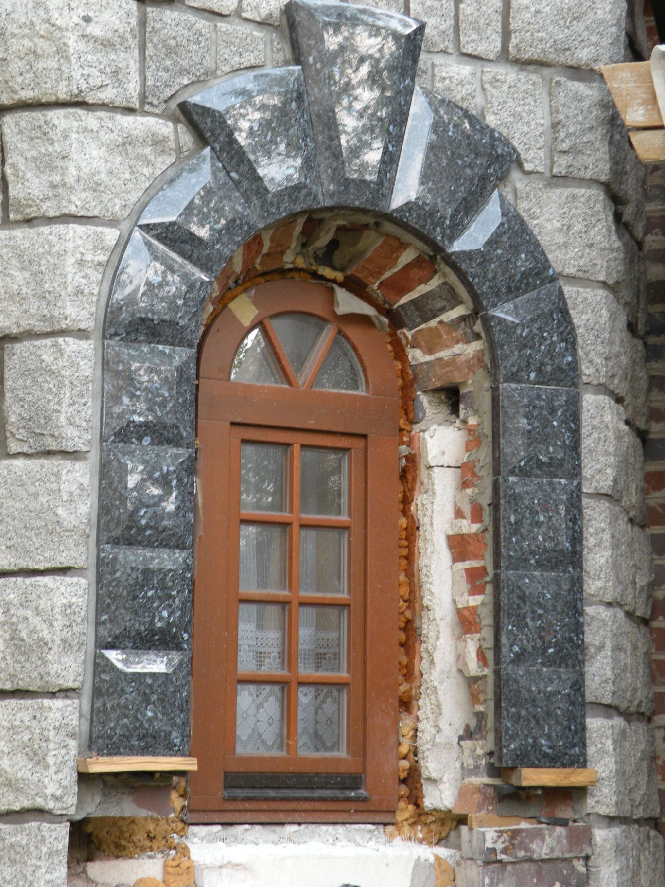 Elementy kamienne przy okiennicach z granitu Lablador