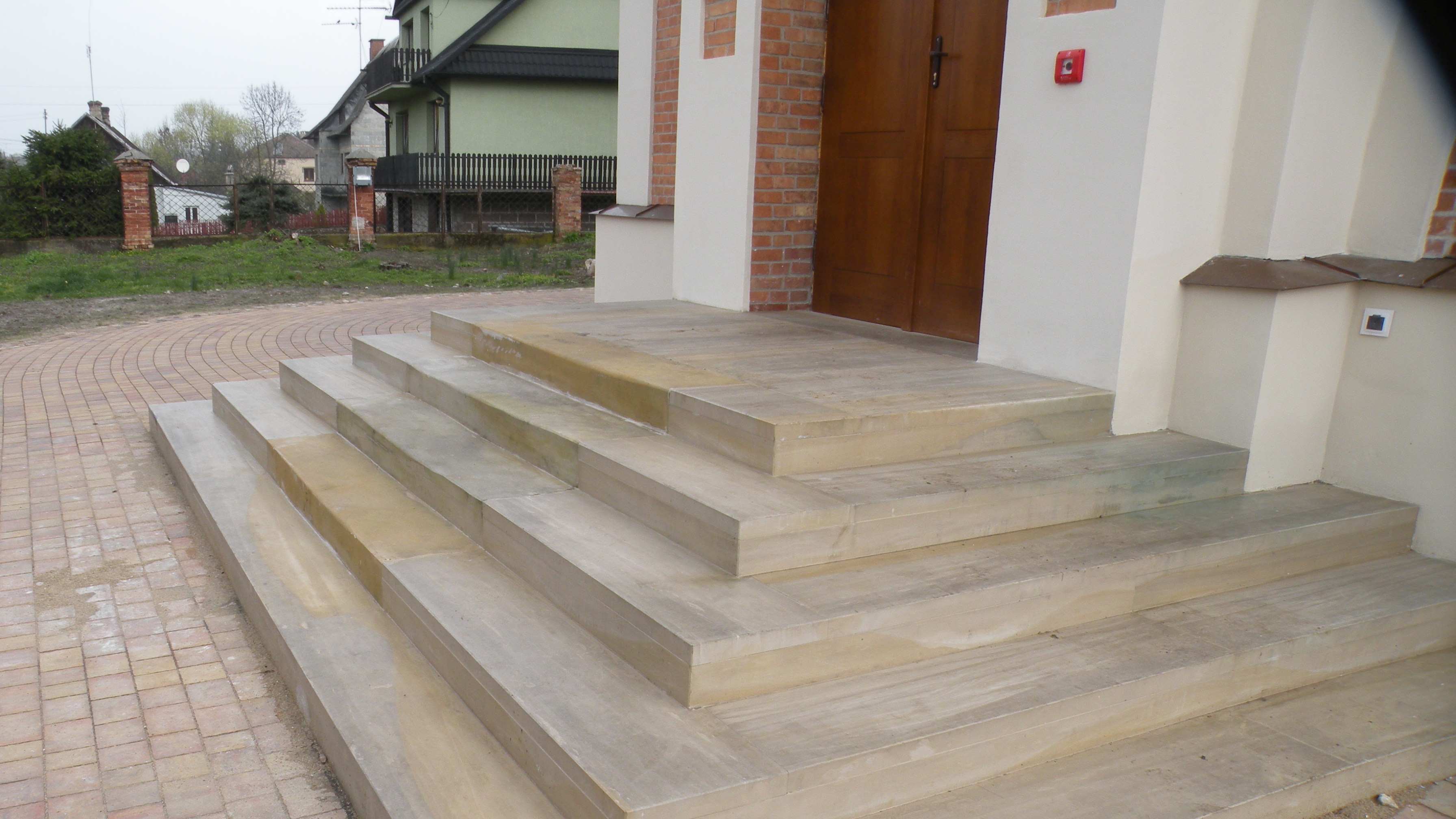 Realizacja schodów z piaskowca w Cerkiew Opieki Matki Bożej w Sławatyczach